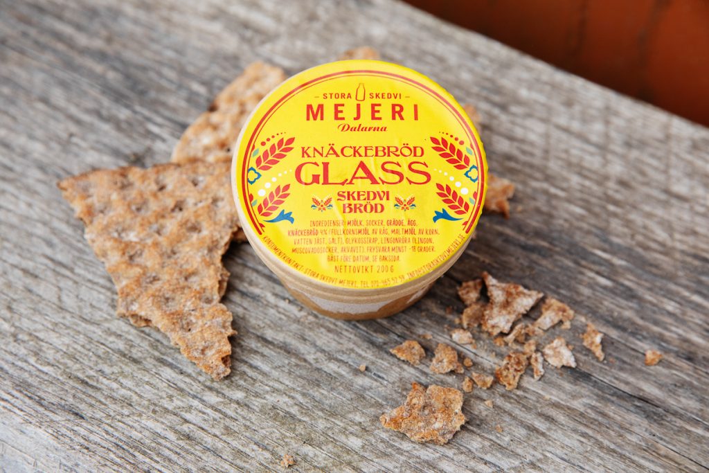 Visar en förpackningar med knäckebrödglass, näckebröd runt om som dekoration.