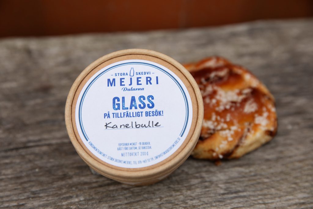 En glassburk med en kanelbulle