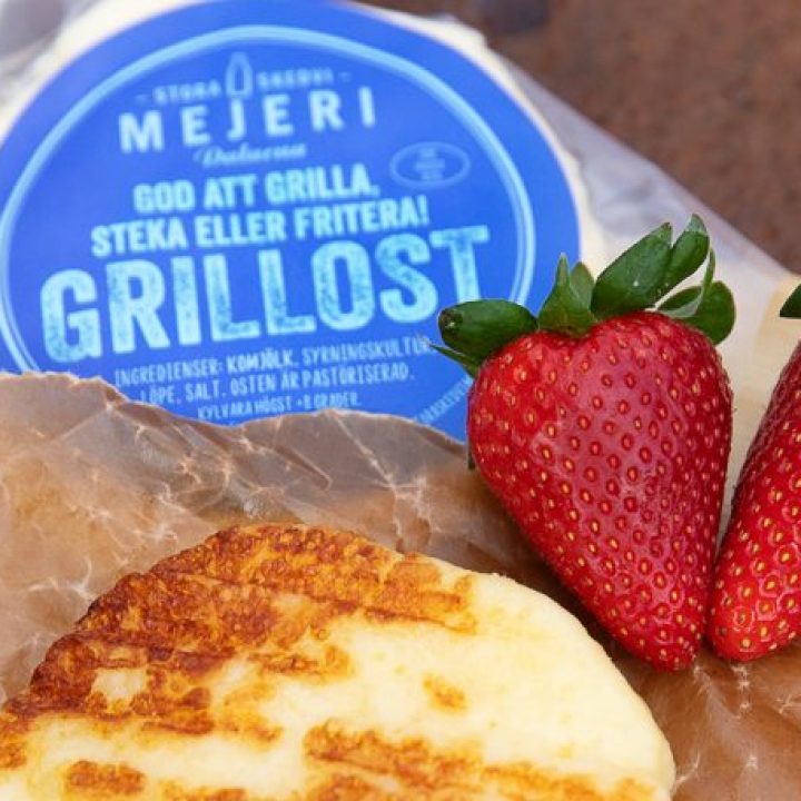 FotoMH_StoraSkedviMejeri-34 En bricka med en stekt grillost tillsammans med en grillost ien förpackning med jordgubbar som dekoration